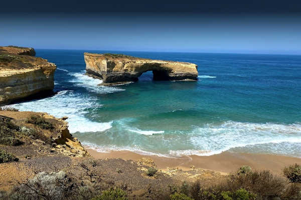 Journey to the Edge of the World: A Guide to the Great Ocean Road